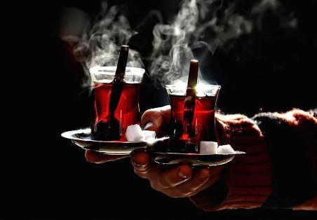 <p><span style="color:#8B4513"><strong>Kendine has ince belli bardağıyla Türk toplumunun vazgeçilmez içeceği çay, yediden yetmişe herkes tarafından tercih ediliyor. Özellikle yemeklerin ve tatlıların ardından içilen çayın oldukça zararlı olduğunu biliyor muydunuz? </strong></span></p>
