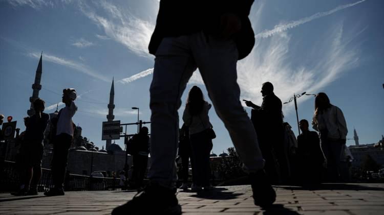 <p>Parçalı güneş tutulması, İstanbul`dan da gözlemlendi. Bazı vatandaşlar da tutulmayı izledi.</p>
