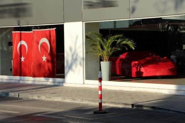 <p>Beşiktaş'ta bulunan lüks otomobil galerisine silahlı saldırı düzenlendi. Çok sayıda kurşunun isabet ettiği 25 milyonluk son model lüks araç hasar aldı.</p>
