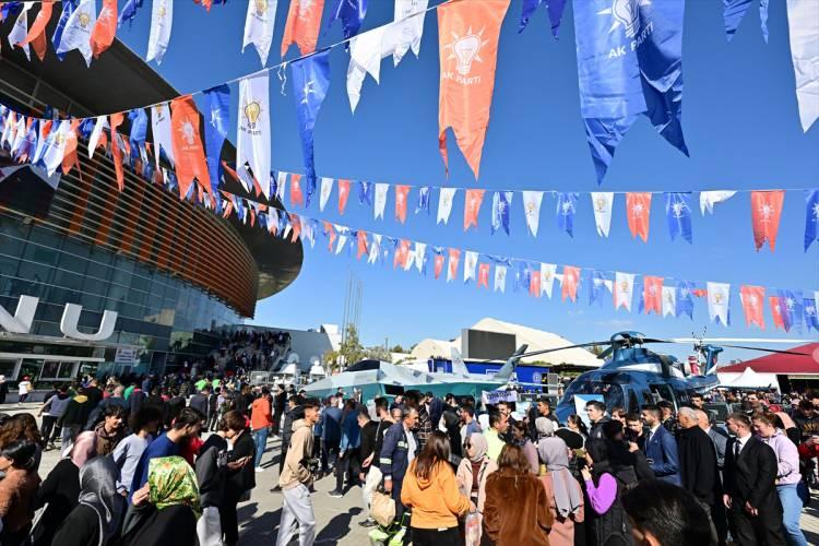 <p>Toplantıya il dışından yoğun katılım olurken, şehir dışından hareket eden otobüsler, vatandaşları Kazım Karabekir Caddesi'nde park olarak ayrılan alana getirdi. </p>
