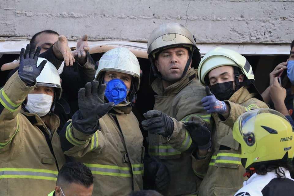 <p><strong>- Enkazın altından saatler sonra çıkarıldılar</strong></p>
<p>İzmir'de tarifsiz acıların yaşandığı deprem bölgesi, enkaz yığınına dönen binaların altında kalan çocukların yaşam mücadelesine de tanıklık etti.</p>
<p> </p>