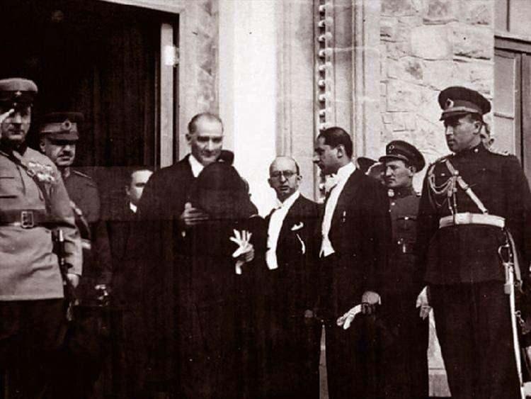 <p>24 Temmuz 1923'te Lozan Antlaşması imzalanarak yeni Türk devletinin bağımsızlığı kabul edildi.</p>

<p><em><strong>Fotoğraf: 29 Ekim 1933'de Mustafa Kemal Atatürk, 29 Ekim Cumhuriyet Bayramı Kutlamalarında.</strong></em></p>
