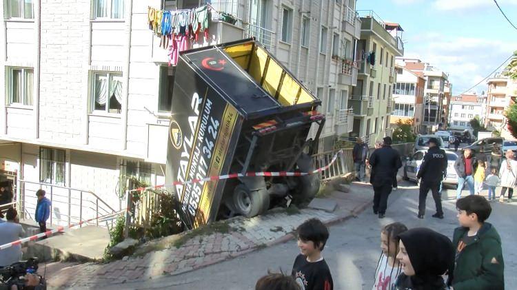 <p><strong>ARAÇTA KİMSE YOK</strong></p>

<p>Adem Sağlam ise "<strong>Malzeme indirirken kamyonun freni boşalmış. Araçta kimse yokmuş, o sırada etrafta çoluk çocuk da yokmuş. Kaza nedeniyle binayı itfaiye ekipleri tedbir amaçlı boşaltmış</strong>" dedi.</p>
