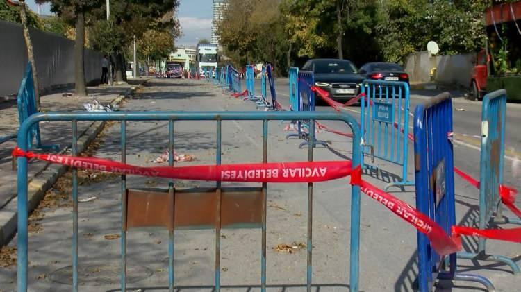 <p><strong>ÇALIŞANLAR ENDİŞE DUYUYOR</strong></p>

<p>Avcılar Belediyesi zabıta ekipleri önlem alarak, cadde trafiğini tek şeride düşürdü. İnşaatta çalışmalar sürdürülürken, çatlakların oluştuğu iş merkezi ise tahliye edilmedi. İş merkezi çalışanları ise durumdan endişe duyduklarını ifade etti.</p>
