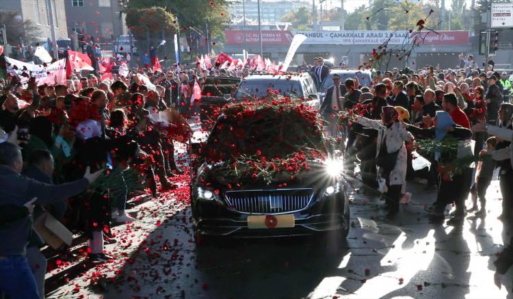 <p>Cumhurbaşkanı Erdoğan’a yol güzergahı boyunca sevgi gösterisinde bulunan vatandaşlar, Erdoğan’ın makam aracını attıkları karanfillerle kapladılar.</p>

