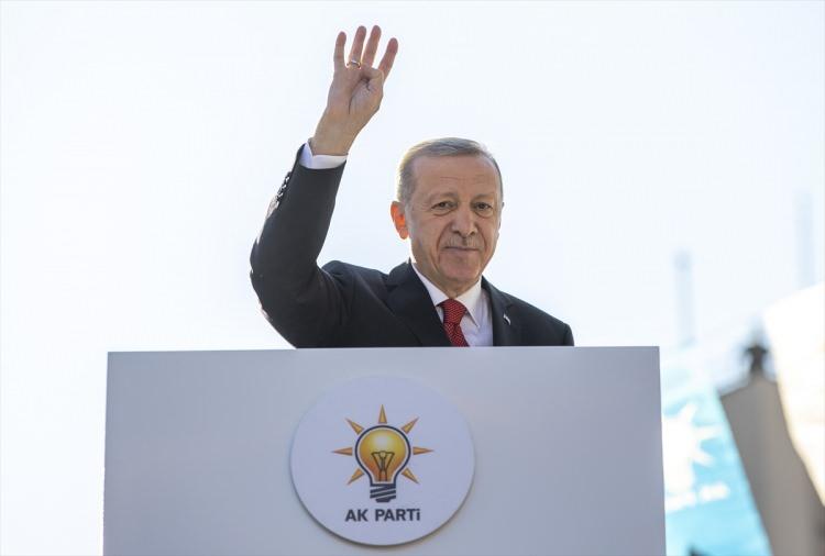 <p>Cumhuriyet Bayramı'nın bir gün öncesinde Türkiye Yüzyılı'nın kutlandığını ifade eden Erdoğan, Türkiye Yüzyılı'nda nelerin bulunduğunu programda açıklayacağını söyledi.</p>

<p> </p>
