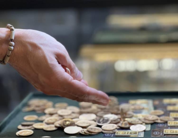 <p>Geçtiğimiz güne 1646 dolardan başlayan ons altın 1662 dolara kadar yükseldikten sonra 1653 dolardan kapandı. 985 liradan açılan gram altın ise 993 lirayı gördükten sonra 988 liradan kapandı. </p>