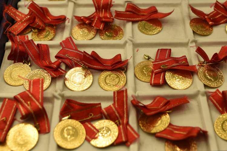 <p>Hafta başında 113’lü seviyelere çıkan dolar endeksinin bugün 110.759’a kadar gerilemesi altın fiyatlarının yükselmesinde etkili oluyor.</p>