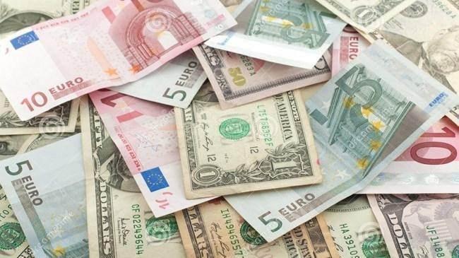 <p>ABD'de faiz artışlarının aralıktan itibaren hız keseceği beklentiyle euro/dolar paritesi yeniden 1 seviyesinin üzerine çıktı. Parite yaklaşık bir ayın zirvesini gördü.</p>

<p> </p>
