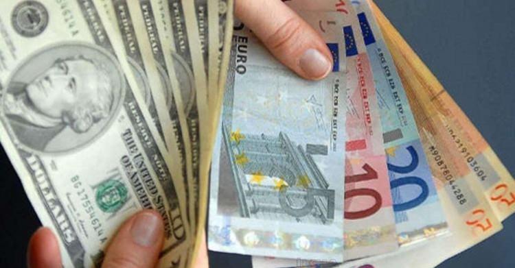 <p>Beklentiyle dolar endeksinde düşüş dikkat çekiyor. Doların başlıca altı para birimi karşısındaki performansını ölçen endeks 5 Ekim'den beri en düşük seviye olan 110.25'te işlem görüyor.</p>
