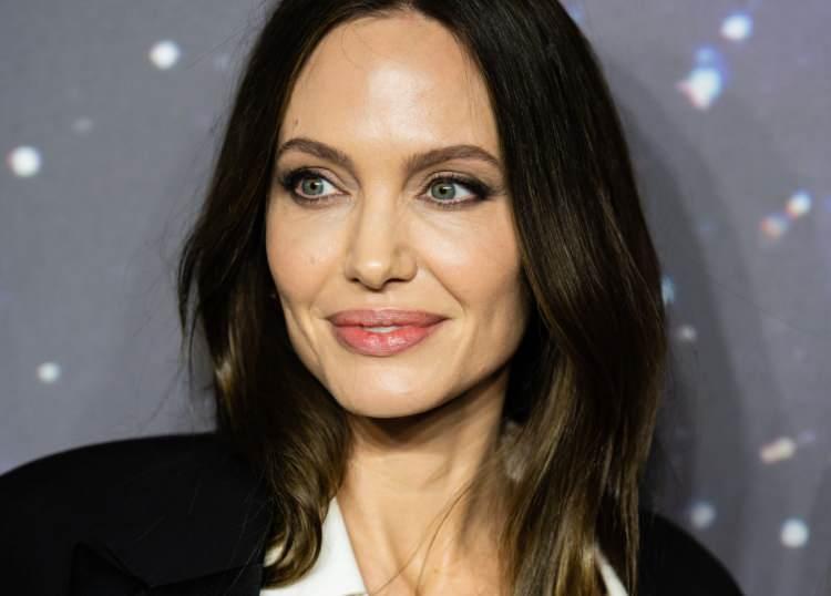 <p><span style="color:#4B0082"><strong>Hayranı olduğu Hollywood yıldızı Angelina Jolie benzemek uğruna kendi güzelliğinden vazgeçip 40 kilo verdiğini ve 50 defa bıçak altına yattığını söyleyen Tabar, 'Zombi Angelina Jolie' ve 'Ölü Gelin' lakaplarıyla ilgi çekmek için tüm dünyayı kandırdığı itiraf etti.</strong></span></p>
