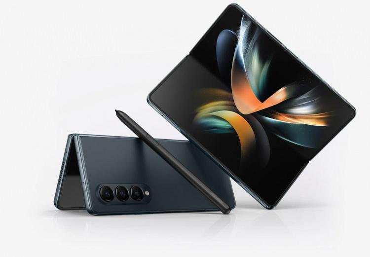 <p><strong>Galaxy Z Fold4 5G, </strong>998 bin 367 AnTuTu puanıyla yedinci oldu. Qualcomm Snapdragon 8+ Gen 1 işlemciye 12 GB RAM ve 512 GB depolama alanı eşlik ediyor. </p>
<p>Galaxy Z Fold4 5G, Türkiye'de 45 bin liradan başlayan fiyatlarla satılıyor. </p>