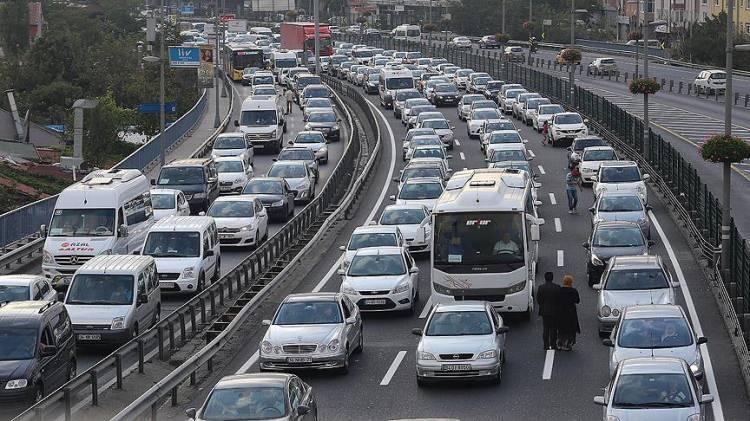 <p>Trafik güvenliğinin en üst seviyede tesis edilebilmesi için yol teknolojilerindeki gelişmelerden de yararlanılarak denetimler etkinleştirilecek, yol kullanıcıları trafik güvenliği konusunda bilinçlendirilecek.</p>
<p> </p>