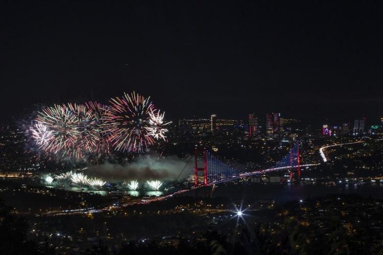 <p>Kültür ve Turizm Bakanlığınca 29 Ekim Cumhuriyet Bayramı dolayısıyla organize edilen etkinlikte, İstanbul Boğazında havai fişek, 15 Temmuz Şehitler Köprüsü'nde şelale ve ışık gösterisi yapıldı.</p>
