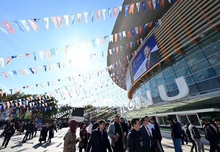 <p>Salonun çevresi bariyerlerle araç ve yaya trafiğine kapatılırken, toplantıya katılacaklar için güvenlik noktaları oluşturuldu. Partililer ve davetliler detaylı üst aramasından geçirildikten sonra alana alınıyor.</p>

<p> </p>
