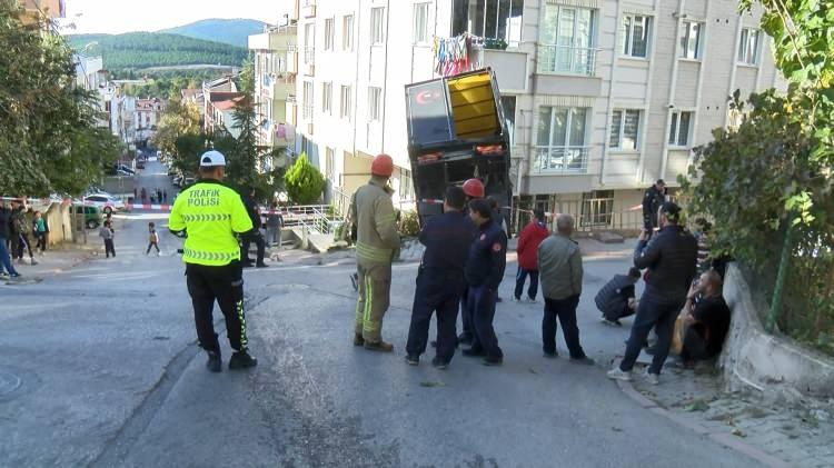 <p>Ölen ya da yaralanan olmadığı kaza, Sancaktepe'de Fatih Mahallesi Hikmet Sokakta saat 15.00 sıralarında meydana geldi.</p>
