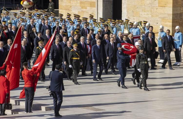 <p>Törene CHP Genel Başkanı Kemal Kılıçdaroğlu, İYİ Parti Genel Başkanı Meral Akşener, MHP Genel Başkanı Devlet Bahçeli, bakanlar, yüksek yargı temsilcileri, kuvvet komutanları katıldı.</p>
