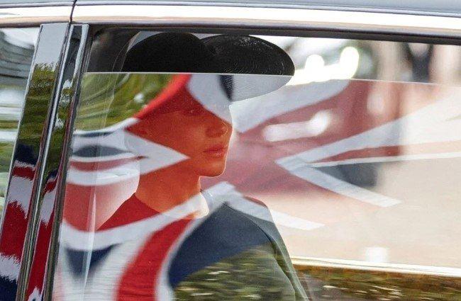 <p>İçerik hakkında bilgi sahibi olan kaynaklar ise, kitabın Kraliyet için "nükleer bir patlama etkisi" yaratacağını belirtiyor. Buna göre Harry ve Meghan'ın daha önce TV programlarında yaptıkları açıklamalar oldukça yumuşak ve zararsız kalıyor.</p>