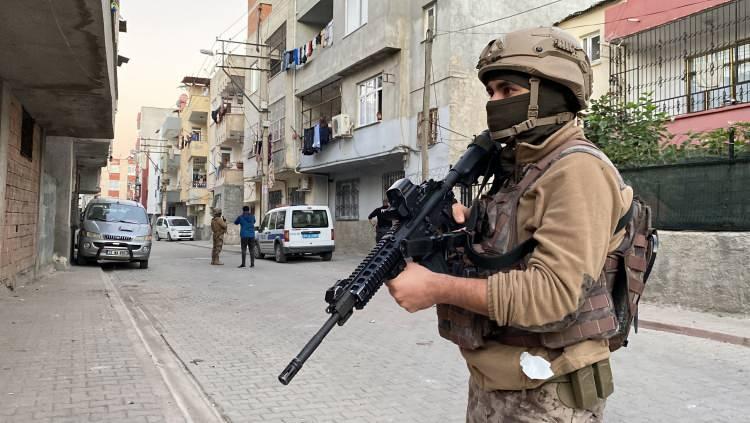<p>Ekipler ayrıca, Türkiye'nin yurtiçi ve sınır ötesinde yapmış olduğu başarılı operasyonları itibarsızlaştırmak ve örgütün yapılarını, mensuplarını, eylem ve faaliyetlerini övücü, yüceltici ile destekleyici mahiyette sosyal medya üzerinden paylaşım yaptıkları belirlenen A.İ., A.Ş., M.M., F.D., M.A., B.U., G.E., B.Z. R.E. ve G.K. isimli şüphelilerine yönelik bu sabah operasyon için düğmeye bastı. Özel Harekat ve dron desteğiyle 15 adrese eş zamanlı operasyon düzenleyen ekipler, belirlenen şahısların adreslerine tek tek girdi.</p>
