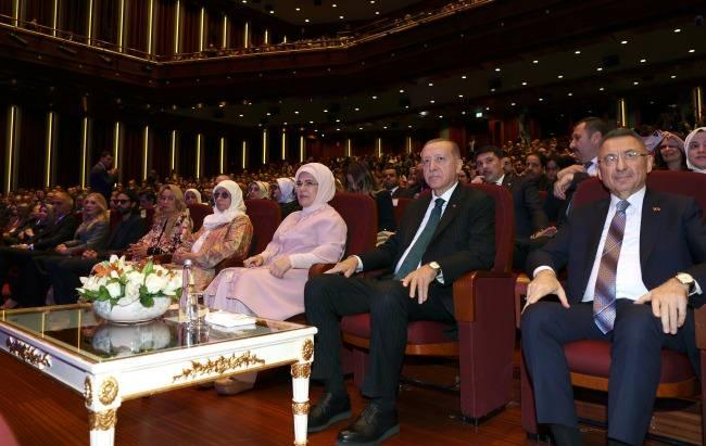 <p><span style="color:#000000"><strong>23 Ekim'de Başkan Erdoğan, eşi Emine Erdoğan ile birlikte İngiliz müzisyen Yusuf İslam'ın Beştepe Millet Kongre ve Kültür Merkezi'ndeki konserini izledi.</strong></span></p>
