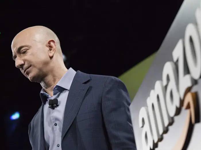 <p>Amazon'un sahibi Jeff Bezos, servetinin <strong>65.7 milyar doların</strong>ı bu yıl kaybetti. Şu anda ise dünyanın en zengin üçüncü insanı.</p>
