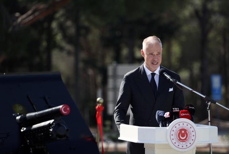 <p> İki ülke arasında bu tarihi bağları bizim unutmamız mümkün değil. Biz bunları her zaman saygıyla anıyoruz. Bu tarihteki yakın ilişkimiz ve yakın bağlarımızı sembolize eden bu anıtın da son derece önemli ve anlamlı olduğunu ve mevcut manevi mirasımıza ilave bir katkı sağladığını da burada belirtmek istiyorum. </p>
