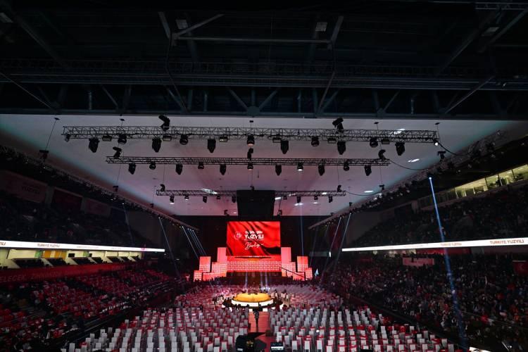 <p><strong>- Güvenlik önlemleri</strong></p>

<p>AK Parti "Türkiye Yüzyılı" Tanıtım Toplantısı için günler öncesinde yapılan planlamayla Ankara Spor Salonu'nda geniş güvenlik önlemleri alındı.</p>

<p> </p>
