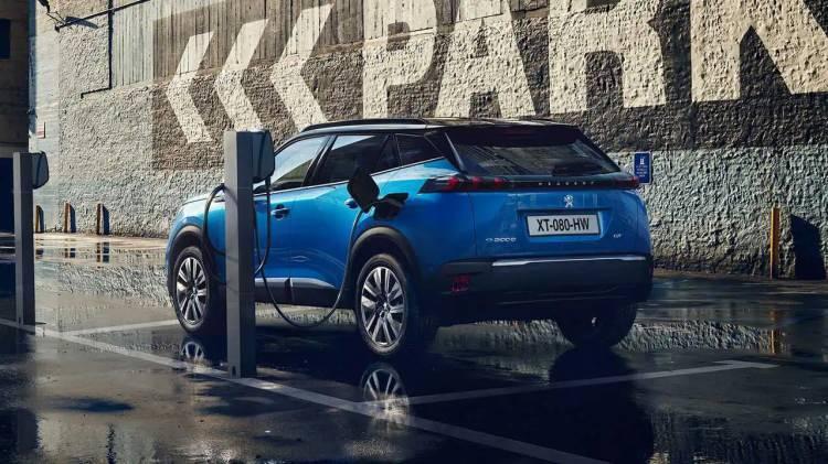 <p>Türkiye'ye bu yıl pek çok elektrikli otomobil modeli giriş yapıyor.<br />
<br />
Peugeot 2008'in yüzde 100 elektrikli versiyonu olan e-2008, sonunda Türkiye'ye giriş yaptı.<br />
<br />
SUV ARAÇ FİYATIYLA DİKKAT ÇEKTİ<br />
</p>