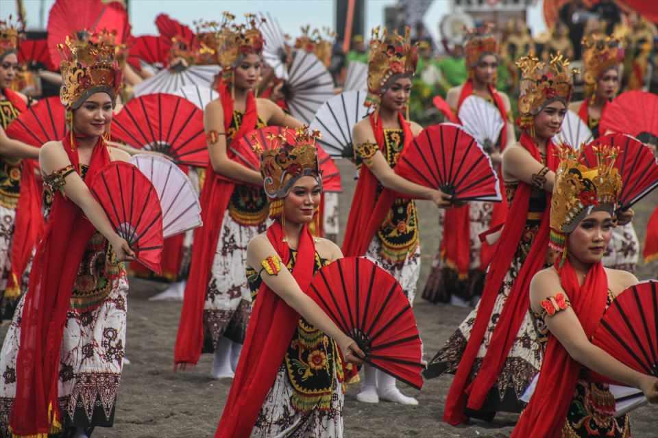 <p>Endonezya'nın Doğu Java Eyaleti'nde bulunan Banyuwangi kentinde düzenlenen Gandrung Sewu Festivali'nde geleneksel ”Gandrung” dans gösterisi yapıldı. İyi bir hasat elde etmek için düzenlenen festivalde, geleneksel kıyafetler ile 1188 öğrenci katıldı.</p>

<p> </p>
