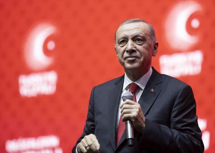 <p>BAŞARININ YÜZYILI<br />
<br />
Türkiye, Cumhuriyetimizin kurucusu Mustafa Kemal Atatürk’ün ‘’Yurtta Barış, Dünyada Barış’’ ülküsü, “ilkeli taraflılık” ve “dengede tam bağımsızlık” politikasıyla dünyanın en zorlu coğrafyasında sürdürülebilir barışın yegane gücüdür. Jeopolitik konumumuz ve temsil ettiğimiz değerlerle sadece ayakta durmanın yetmeyeceği, aksine her zaman koşmamız gereken bir coğrafyada olduğumuzun bilincinde ve kararlılığındayız. Barış bu ilerleyişimin en temel motivasyonudur. Jeopolitik konumumuz çevresinde bulunan çalkantılı zemine karşın sınırlarımız içinde barış, refah ve istikrar tesisini oluşturuyoruz. Milli menfaatler, uluslararası ilkeler ve dengeler gözetilerek Türkiye Yüzyılı’nda hem masada hem de sahada barışı sağlamak ve korumak için çalışıyoruz.</p>
