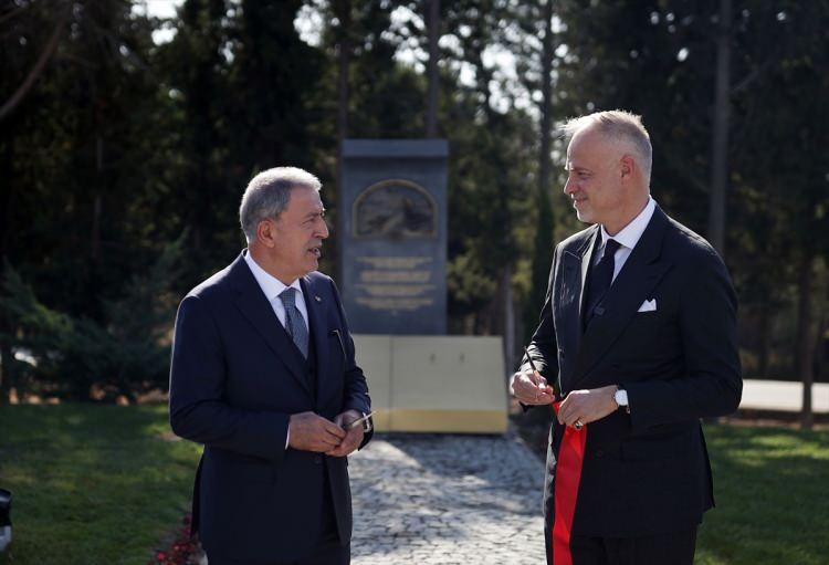 <p>Kahramanca, omuz omuza mücadele ederek, hayatlarını vatan için, millet için, bayrak için veren Türk ve Macar askerlerini bir kez daha rahmet, saygı ve minnetle anıyorum."</p>

<p> </p>
