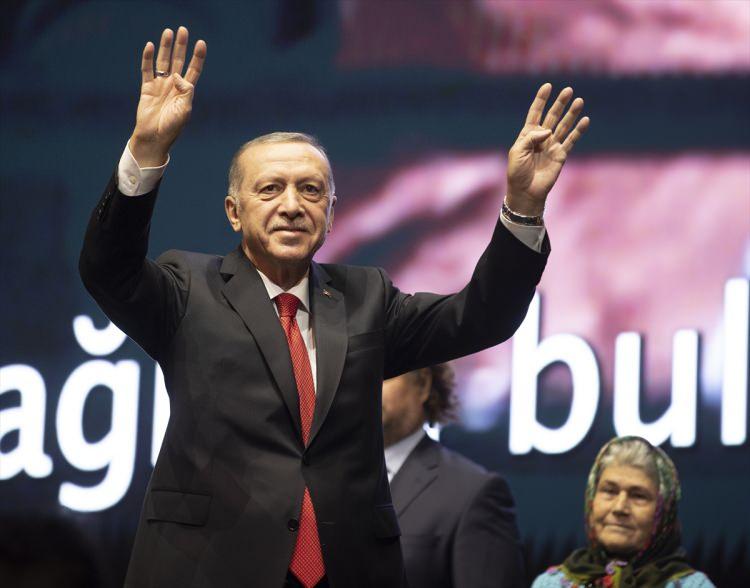 <p>SÜRDÜRÜLEBİRLİĞİN YÜZYILI<br />
<br />
Devamlılık, daim olma, kendine yetme…. Türkiye Yüzyılı’nda canlı ve cansız tüm yaşamları kucaklayan ekosistemi bu üç hedefin odağında destekleyen projeler ile güçlendireceğiz. Sürdürülebilirliğin ana eksenini oluşturan çevre koruma, ekonomik kalkınma ve sosyal tekamülde bakanlıklarımızın yürüttüğü her faaliyet ve geliştirdikleri proje Türkiye Yüzyılına doğru atılan adımları işaret etmektedir. Türkiye Yüzyılı’nda sürdürülebilirliği doğru adımlarla kesintisiz kılacağız. Sosyal, ekonomik ve çevresel konularda önemli etkiler yaratan ve ortak geleceğimize sahip çıkacak her iş modeli Türkiye Yüzyılı yatırım planlamalarının önceliklerinden olacaktır.</p>