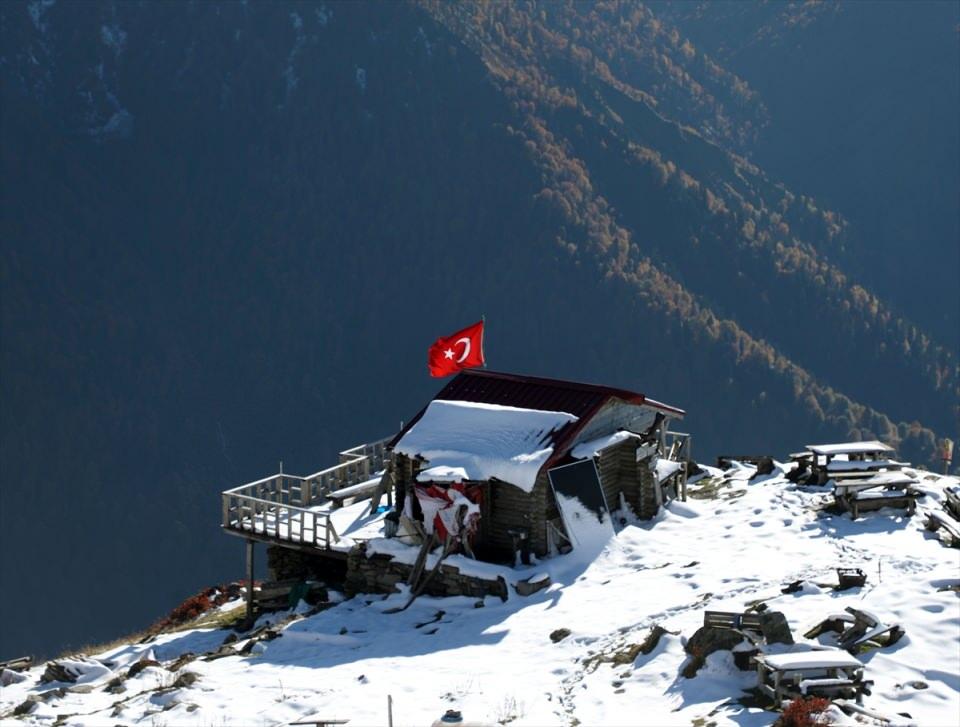 <p><strong>- "Kar manzarası ve doğası ile kendine aşık ediyor"</strong></p>
<p>Yaylacılardan Yusuf Çiftçi ise ay sonuna kadar yaylaların tadını çıkarmaya devam edeceklerini dile getirerek, "Sezonun finalini yaşıyor gibiyiz. Manzara ve hava çok güzel. Zamanın keyfini çıkarıyoruz." diye konuştu.</p>
<p> </p>