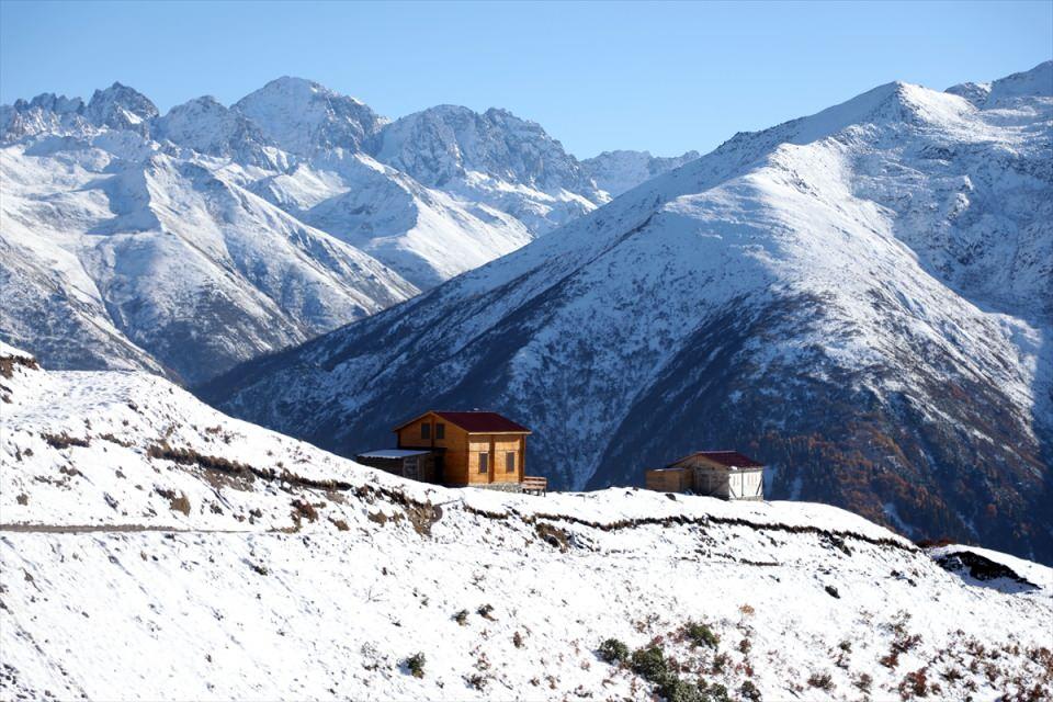 <p>Artvin'den gelen Semih Kılınç, yayla turlarının son dönemlerinin yaşandığına işaret ederek, "Kaçkar Dağları'nda ziyaretçilerimiz iki mevsimi, sonbahar ve kışı bir arada yaşayabiliyor. Objektiflere farklı fotoğraflar yansıyor ve ilginin artmasını sağlıyor. Dışarıdan gelen misafirlerin ilgisini çekiyor." dedi.</p>
<p> </p>