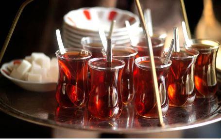 <p><span style="color:#8B4513"><strong>Türk toplumunun şüphesiz en çok sevdiği içeceklerden biri olan çay, yemekten sonra sıklıkla tercih ediliyor. Ancak herkesin bayılarak tükettiği çayın zararları oldukça fazla. Hatta bilinçsizce tüketilen çay kanser riskini en üst seviyeye taşıyabilir.  Peki çayı ne sıklıkla içmeliyiz? Çayı nasıl tüketmeliyiz?</strong></span></p>
