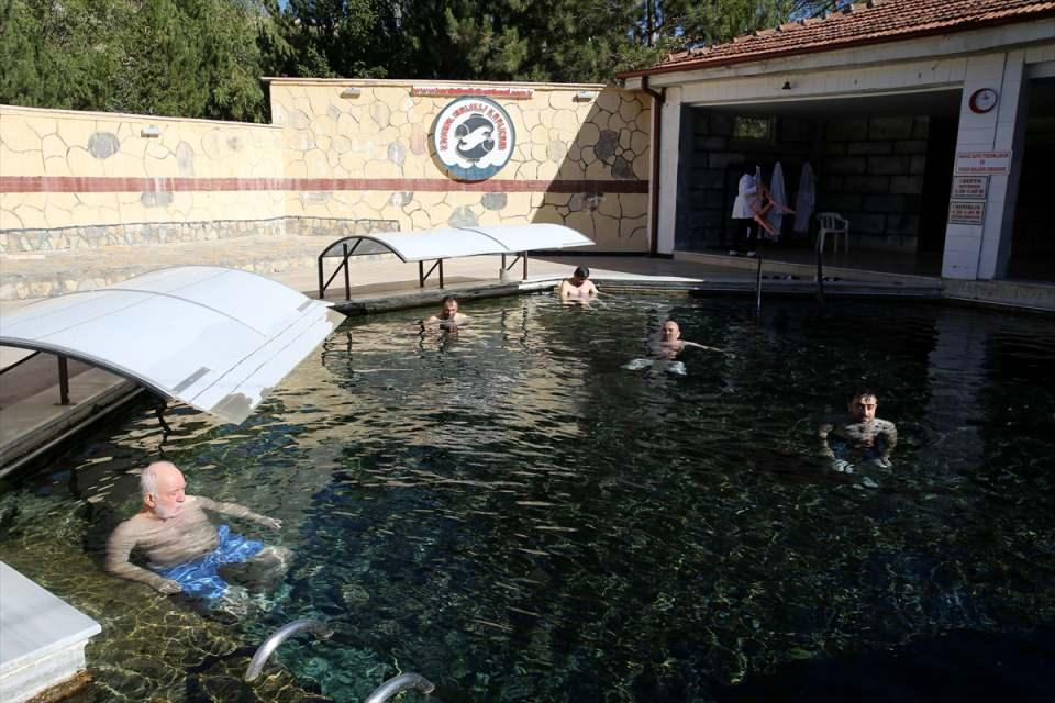 <p>Hastaların yüzde 90 olumlu sonuçla kaplıcadan ayrıldığını belirten Türel, tesisteki 8 havuzun 4'ünün tedavi amaçlı olduğunu ifade etti.</p>

<p> </p>
