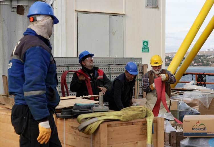 <p><strong>"Yaklaşık 20 yıl öncesinden keşfedilen bir rezervuarın üzerindeyiz. Doğal gaz halka arz edildikten sonra boşalan doğal rezerv alanı, depolama alanı olarak kullanılmakta olup, rezerv alanın tamamının daha verimli ve geniş kapasitede kullanılması adına dizayn edildiği bir projeden bahsediyoruz. Proje kapsamında deniz ve kara yapılarının yerli ve milli perspektifinden yola çıkarak, yüzde 85'lik kısmının inşaat ve mekanik imalatlarında Türkiye menşeili firmalar ve kaynaklar kullanılmıştır."</strong></p>

<p> </p>
