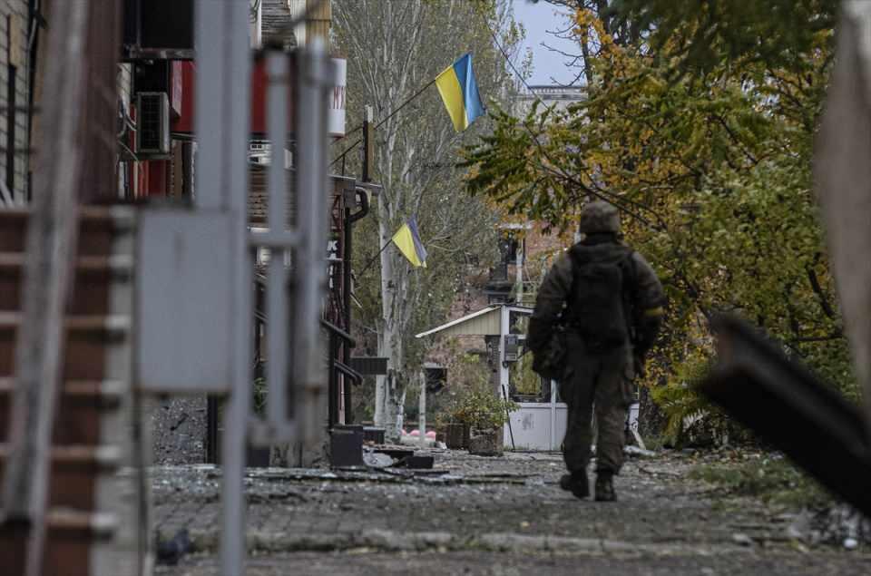 <p>Bahmut'un son dönemlerde adeta savaşın bir sıcak noktası haline geldiğine dikkat çeken Sergey, "Son dönemlerde daha fazla patlamalar oluyor. Şehirde yüzde 10'a kadar sivil kaldı ancak." ifadesini kullandı.</p>

<p> </p>
