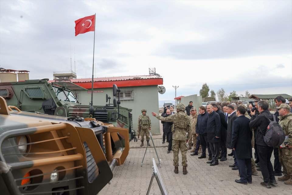 <p>Saray ilçesindeki Kapıköy Gümrük Kapısı'na giden Soylu, Kaymakam ve Belediye Başkan Vekili Kaymakam Yunus Ataman ve yetkililerle görüştü, İranlı asker ve turistlerle sohbet etti.</p>

<p> </p>
