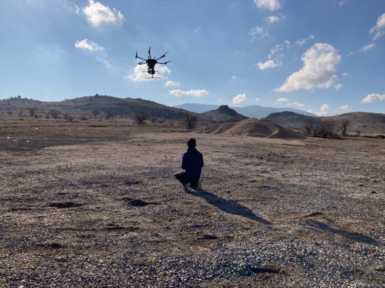 <p>GÖRDES'in sahada kullanımına ilişkin de Tunalı, "Yakın zamanda bu ürün sahada görmenizin mümkün olduğunu düşünüyorum. Yurt içinde ve dışında çeşitli firmalarla görüşüyoruz. En azından en yakın zamanda kendi geliştirdiğimiz VTOL platformuna takmak için çalışmalarımız devam ediyor." diye konuştu.</p>