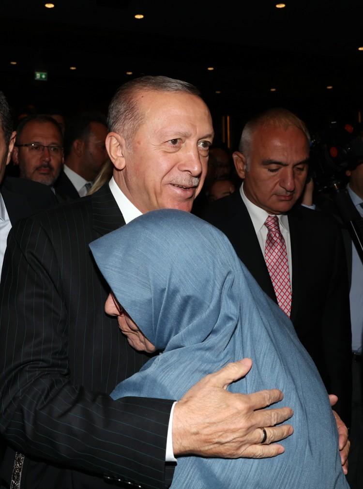 <p>Cumhurbaşkanı Recep Tayyip Erdoğan, konsere gelişinde vatandaşlarla selamlaştı.</p>
