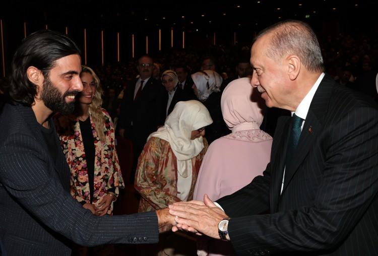 <p>Konseri, Cumhurbaşkanı Erdoğan ile eşi Emine Erdoğan, Cumhurbaşkanı Yardımcısı Fuat Oktay, Cumhurbaşkanlığı Kabinesi üyeleri, Yusuf İslam'ın eşi Fauzia Mubarak Ali ve oğlu Muhammed İslam da izledi.</p>
