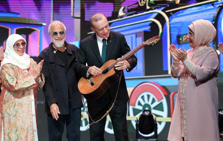 <p>Yusuf İslam, konserin ardından sahnede Cumhurbaşkanı Erdoğan'a gitar hediye etti.</p>