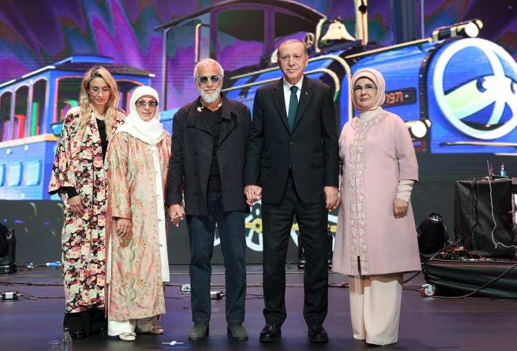 <p>Öte yandan Emine Erdoğan, sosyal medya hesabından paylaştığı mesajında, dünyaca ünlü müzisyen Yusuf İslam ve ailesini Türkiye'de ağırlamaktan büyük bir memnuniyet duyduklarını belirterek, "Müziğin evrensel dilinden yansıyan eserleriyle kalplerimize dokundu. Özellikle de halk ozanımız Yunus Emre’den ilham aldığı ezgiyi hayranlıkla dinledik." ifadelerini kullandı.</p>