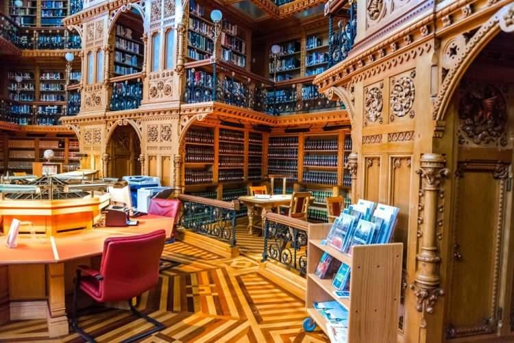 <p><strong>Kitabın, İngiliz sanayi devriminin &ouml;nemli kentlerinden biri olan Leeds'in &ouml;nde gelen ailelerinden birinin kızına zehirli olduğunu bilinmeden hediye edildiği belirtiliyor.</strong></p>
