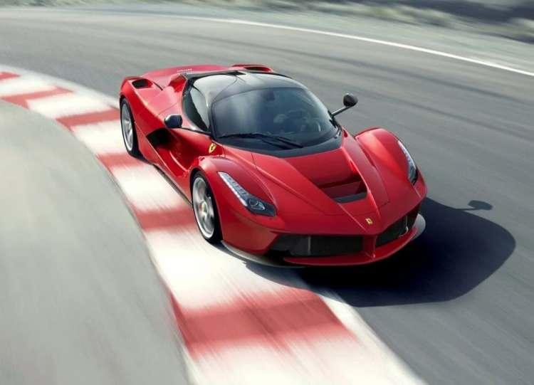 <p><strong>Ferrari LaFerrari</strong></p>
<p> </p>
<p>Ferrari LaFerrari, 2013 yılında tanıtıldı ve 499 adet üretildi. 1.4 milyon dolarla listede yer alan LaFerrari, markanın en hızlı ve en güçlü üretim modeli. </p>
