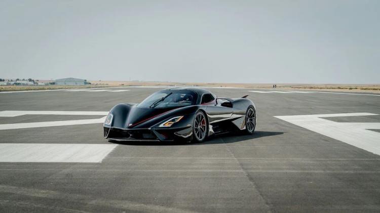 <p>SSC Tuatara</p>
<p> </p>
<p>SSC (Shelby SuperCars) Tuatara trafiğe kapalı eski bir uçak pistinde yapılan testlerle 455.2 kilometre hızla seri üretimde olan 'Dünyanın en hızlı otomobili' unvanını aldı.</p>
<p>SSC Tuatara'nın 5.9 litrelik çift turbo V8 motoru E85 yakıt kullanıldığında 1750 beygir güç üretebiliyor.</p>
<p>Tüö bu güce sahip olmanın maliyeti ise 2 milyon dolar ve 100 kişi arasına girebilmek. </p>