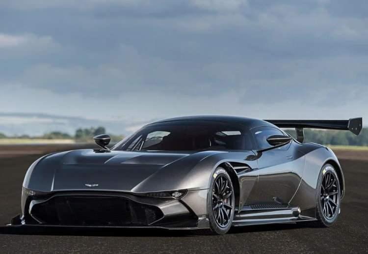 <p><strong>Aston Martin Vulcan</strong></p>
<p> </p>
<p>7.0 litrelik atmosferik V12 motordan gücünü alan Vulcan, 820 HP güç ve 780 Nm tork üretebiliyor.</p>
<p>24 adet üretilen Vulcan'lardan özel olarak modifiye edilen sadece bir araç yola çıkabiliyor, diğerleri sadece pistlerde kullanılabiliyor. </p>
<p>Bu aracın maliyeti ise 2.3 milyon dolar. </p>