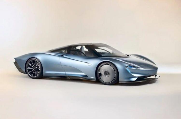 <p><strong>McLaren Speedtail</strong></p>
<p> </p>
<p>Tasarımıyla dikkat çeken McLaren Speedtail, marka tarihinin en hızlı modeli unvanını elinde tutuyor. </p>
<p>Toplamda 106 adet üretilen model 1055 beygir güç ve 1150 Nm tork değerlerine sahip. Bu gücün merkezinde ise twim-turbo destekli 4.0 litrelik V8 motor yer alıyor.</p>
<p>Markanın ilk Hyper GT olarak tanımladığı model 0’dan 100’e 2,5 saniyede erişirken, 300 km/s hıza ulaşmasıysa 13 saniyeden daha kısa sürüyor. Son olarak 2020'de 2.3 milyon dolara satılan araç için artık daha fazla ödenmesi gerekiyor. </p>