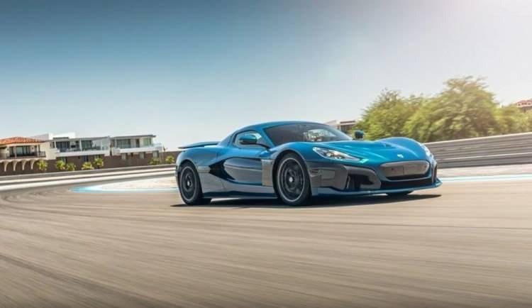 <p><strong>Rimac Nevera</strong></p>
<p> </p>
<p>Rimac Nevera 2.4 milyon dolarlık fiyatıyla listedeki en pahalı elektrikli otomobil. </p>
<p>1914 beygir gücündeki araç saatte 415 kilometrelik bir maksimum hıza sahip. </p>
<p>Rimac Neveda, Kaliforniya’daki Famoso pistinde yapılan testte ‘seri üretimde olan ve en çabuk hızlanan araç’ unvanını eline geçirdi. </p>
<p>Neveda 400 metreyi 8,58 saniyede geçerken, sıfırdan yüze de yalnızca 1,90 saniyede ulaştı.</p>